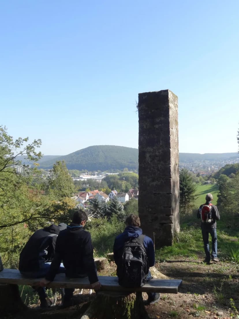 Der Wanderweg über die Klapper führt zum ehemaligen Galgen von Lohr am Main. Von der Hinrichtungsstätte ist noch ein Balken zu sehen.