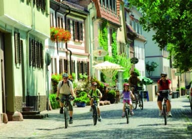 Radfahrer in der Altstadt von Marktheidenfeld