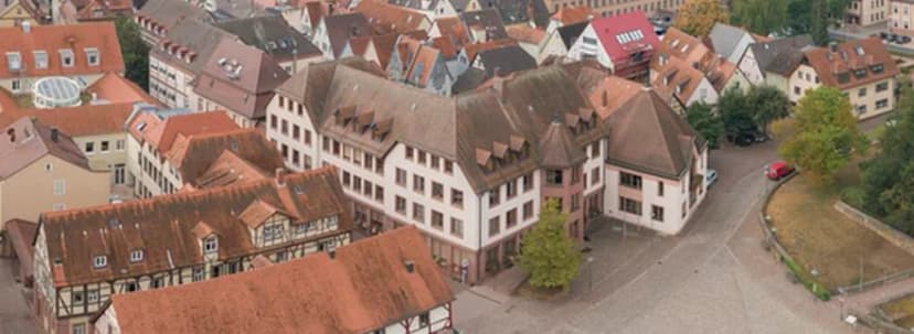 Luftaufnahme der Altstadt von Lohr mit Rathaus und Fachwerkhäusern