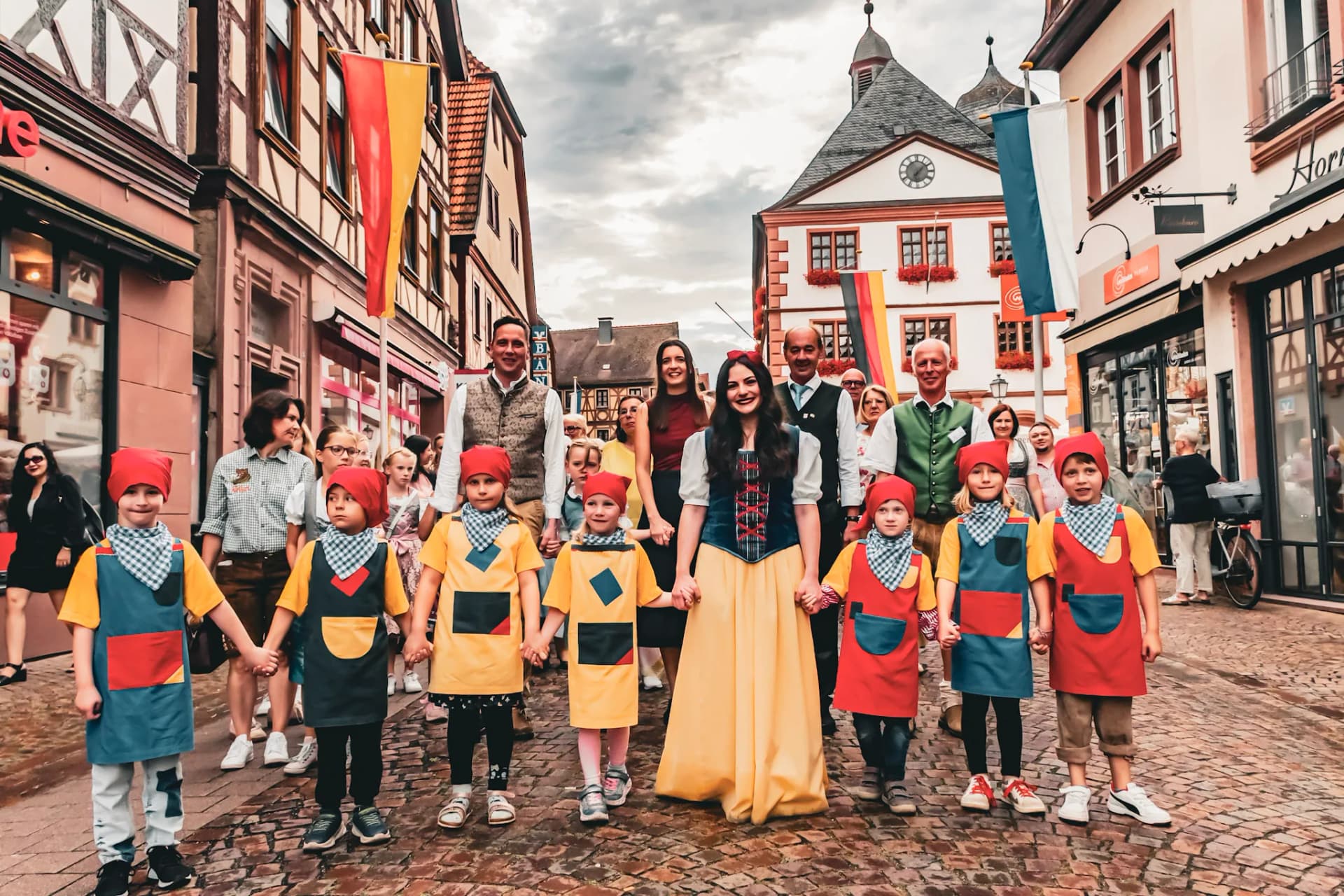 Schneewittchen mit ihren sieben Zwergen beim Festumzug der Lohrer Spessartfestwoche