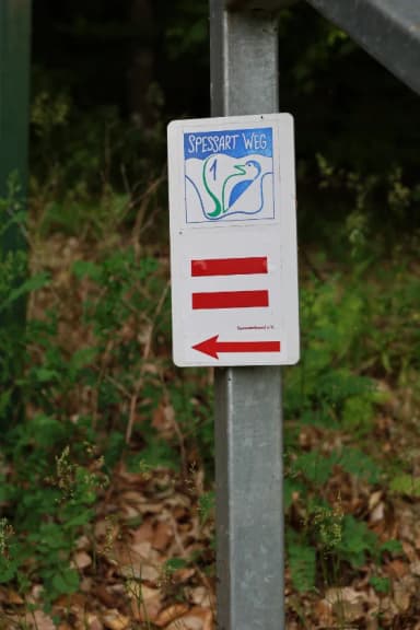 Blick auf das Symbol, dass den Spessartweg 1 kennzeichnet und Wanderern Orientierung stiftet