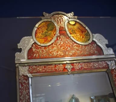 Ein Blick auf den Sprechenden Spiegel im Spessartmuseum. Es ist nur der obere Teil zu sehen, auf dem auch ein Spruch eingraviert ist.