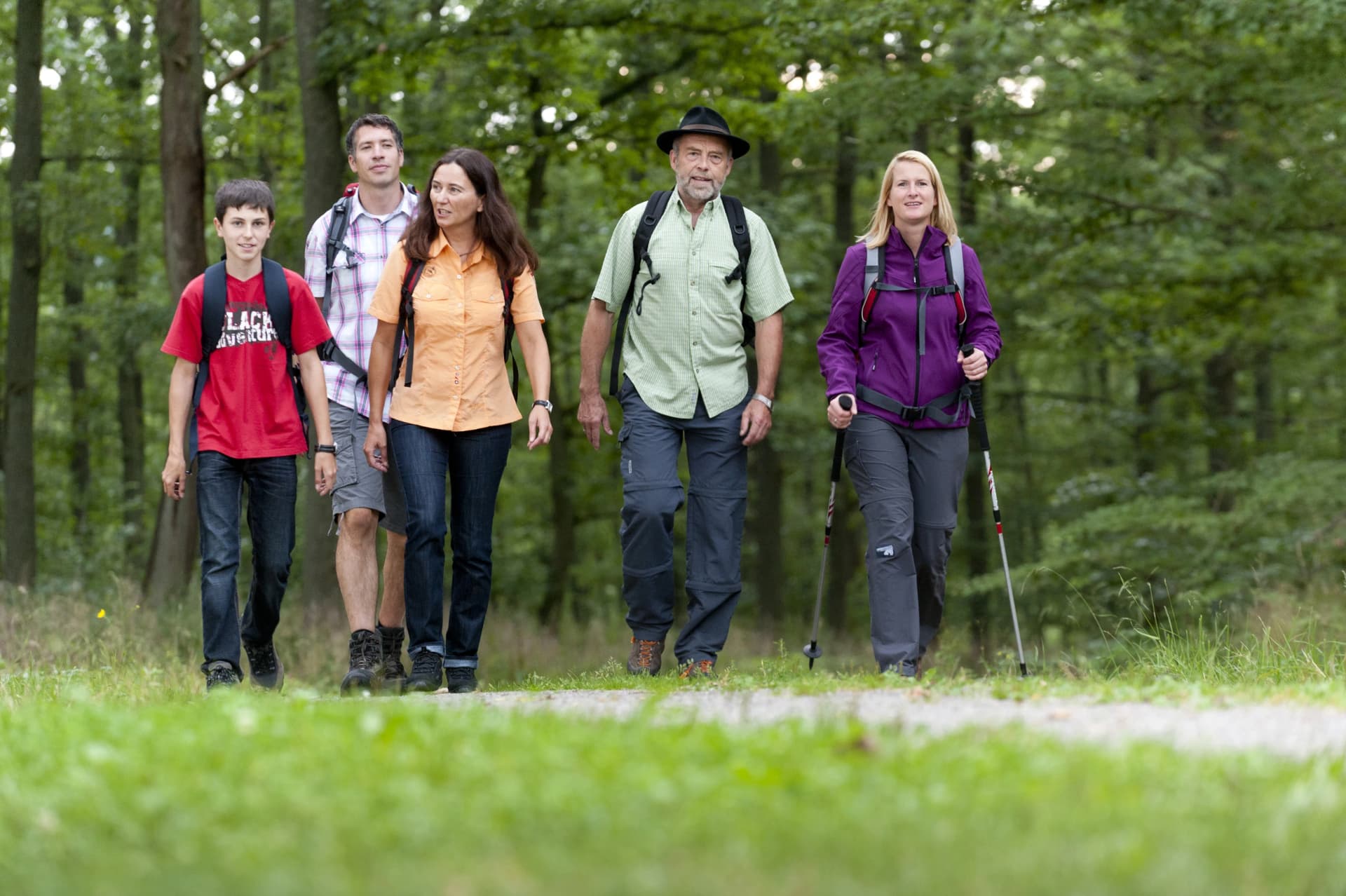 Eine Gruppe ist auf dem Wanderweg zum Lohrer Beilstein unterwegs.