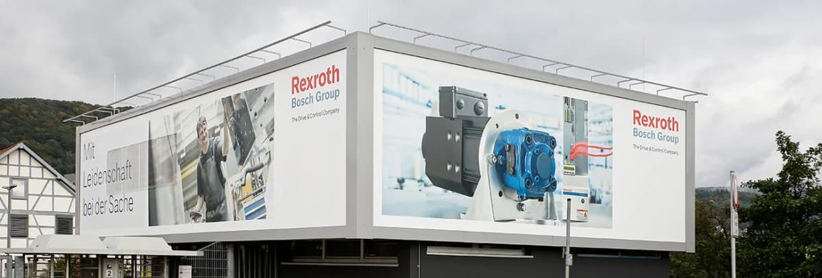 Firmengebäude mit großflächiger Werbung von Rexroth Bosch Group, Schriftzug 'Mit Leidenschaft bei der Sache'