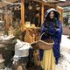 Schneewittchen verteilt Äpfel auf dem Schneewittchen-Weihnachtsmarkt Schneewittchen verteilt Äpfel auf dem Schneewittchen-Weihnachtsmarkt