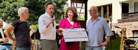 Spendenübergabe für den Großschirm des Bürgervereins an die Stadt Lohr a.Main V.l.n.r.: Franklin Zeitz (2. Vorsitzender Bürgerverein Lohr und Umgebung), Erster Bürgermeister Dr. Mario Paul, Simone Neubauer (Stadt Lohr a.Main, Citymanagement), Eric Schürr (Fraktionsvorsitzender für den Bürgerverein im Stadtrat)